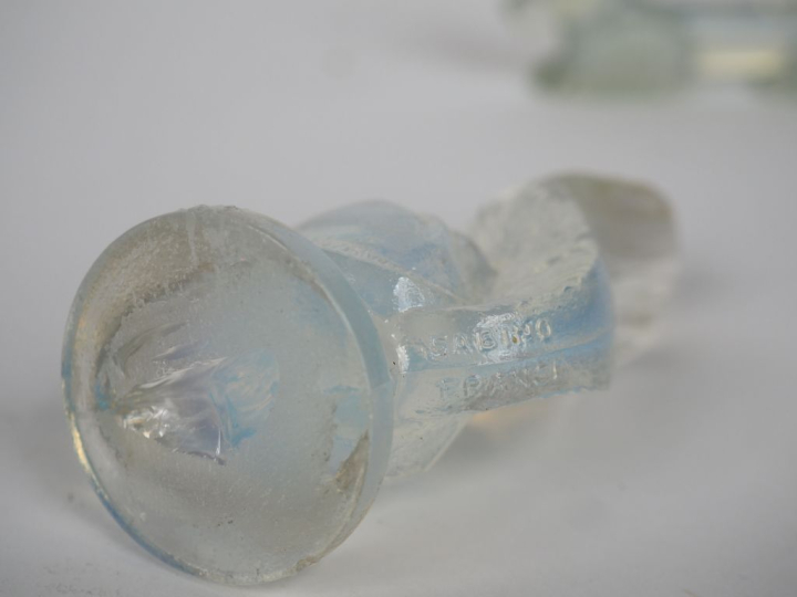 SABINO.  "l'écureuil" Sujet en verre opalescent. Signé SABINO (attribu