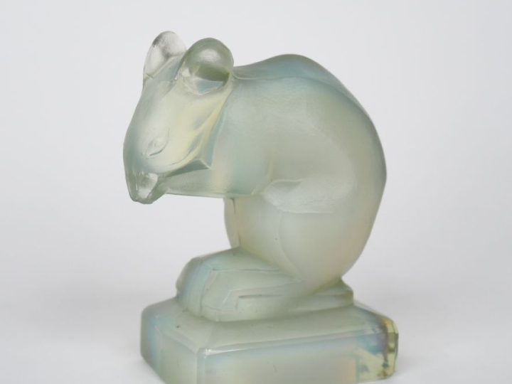 SABINO.  "la souris" Sujet en verre opalescent. Signé. H. 7 cm