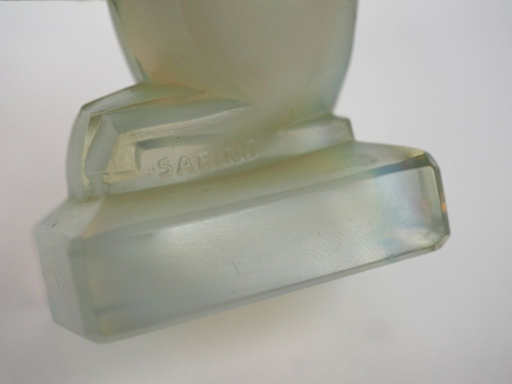 SABINO.  "la souris" Sujet en verre opalescent. Signé. H. 7 cm