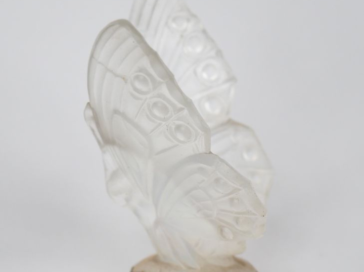 SABINO.  "le papillon" Sujet en verre opalescent Signé. H. 6,5 cm