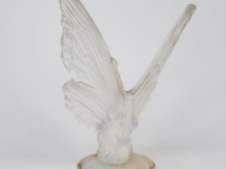 SABINO.  "le papillon" Sujet en verre opalescent Signé. H. 6,5 cm