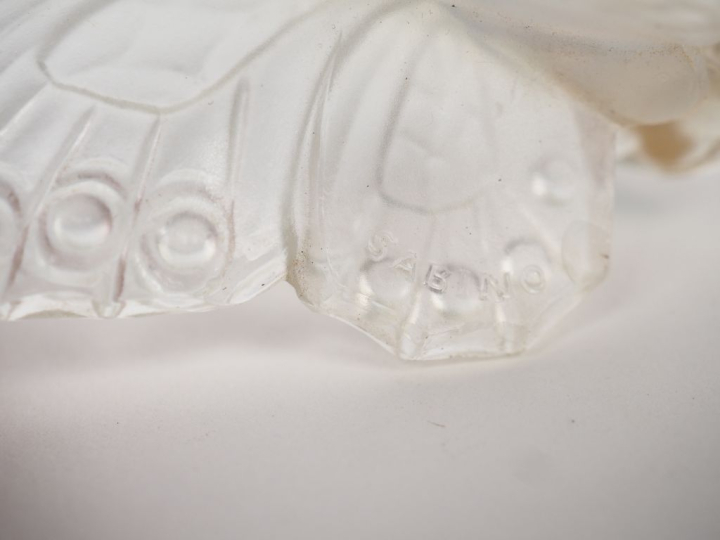 SABINO.  "le papillon" Sujet en verre opalescent Signé. H. 6,5 cm