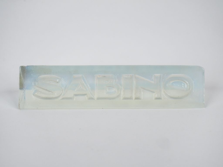 SABINO. Presse papier publicitaire en verre opalescent. Dim. 3 x 12,5 