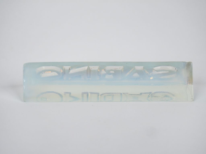 SABINO. Presse papier publicitaire en verre opalescent. Dim. 3 x 12,5 