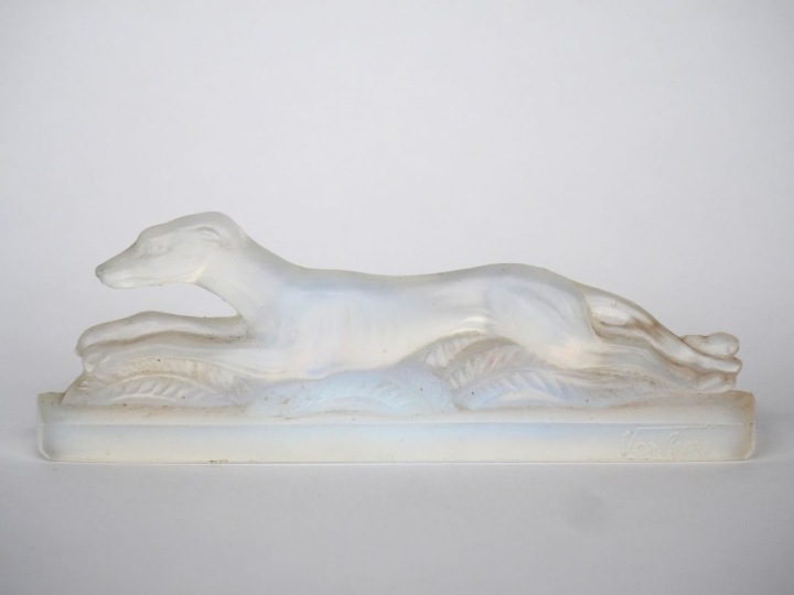 VERLUX.  6 porte couteaux Art Déco en verre opalescent en forme de lév