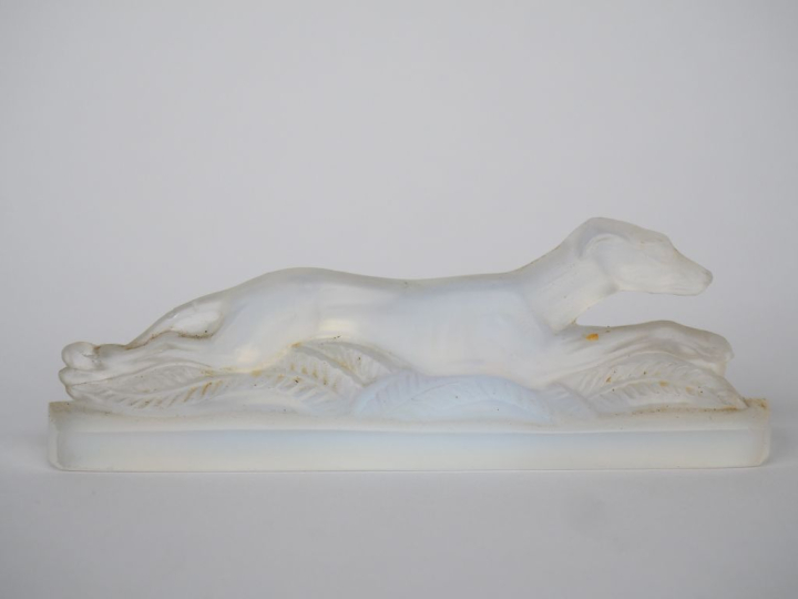 VERLUX.  6 porte couteaux Art Déco en verre opalescent en forme de lév