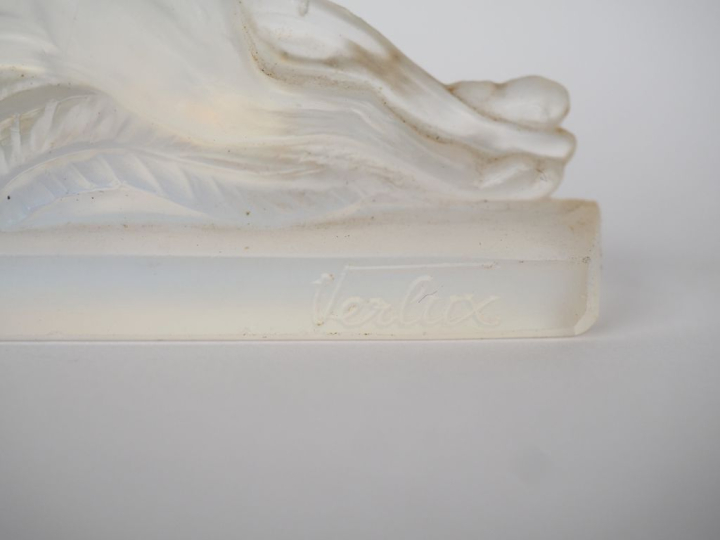 VERLUX.  6 porte couteaux Art Déco en verre opalescent en forme de lév