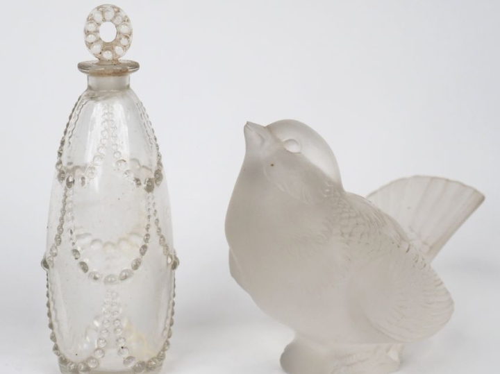 R. LALIQUE. "moineau"  Sujet en cristal moulé  Signé  H. 9 cm (égrenur