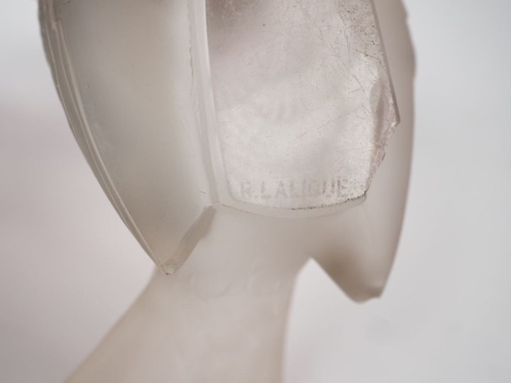 R. LALIQUE. "moineau"  Sujet en cristal moulé  Signé  H. 9 cm (égrenur