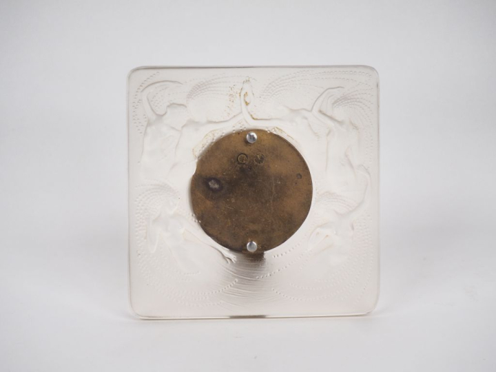 R. LALIQUE.  Cadre en cristal moulé à décor de naïades. Signé. Dim. 11