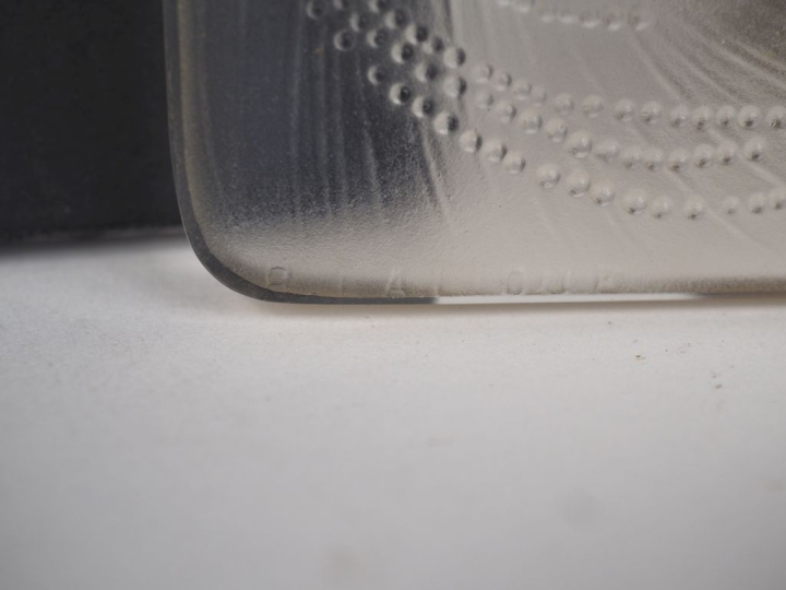 R. LALIQUE.  Cadre en cristal moulé à décor de naïades. Signé. Dim. 11