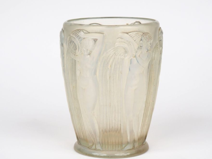 R. LALIQUE.  Vase "naïades" en verre et verre opalescent. Signé  (égre