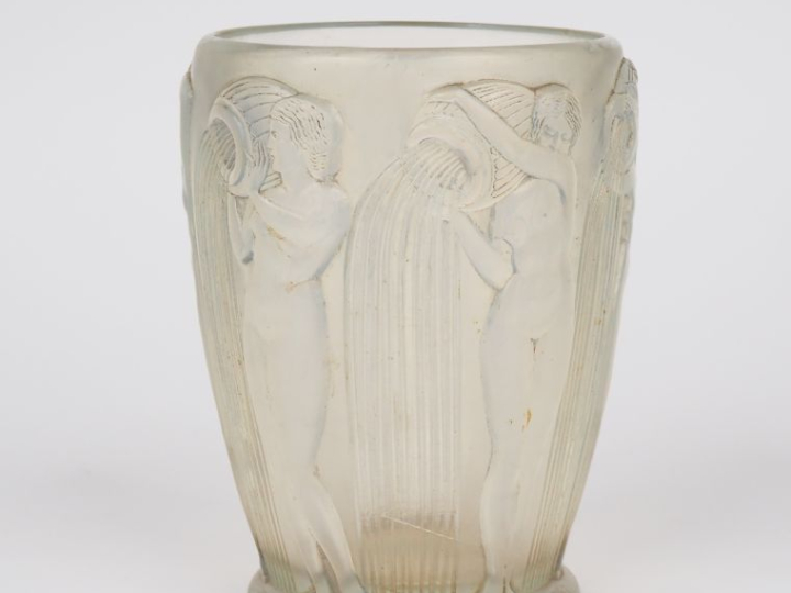 R. LALIQUE.  Vase "naïades" en verre et verre opalescent. Signé  (égre
