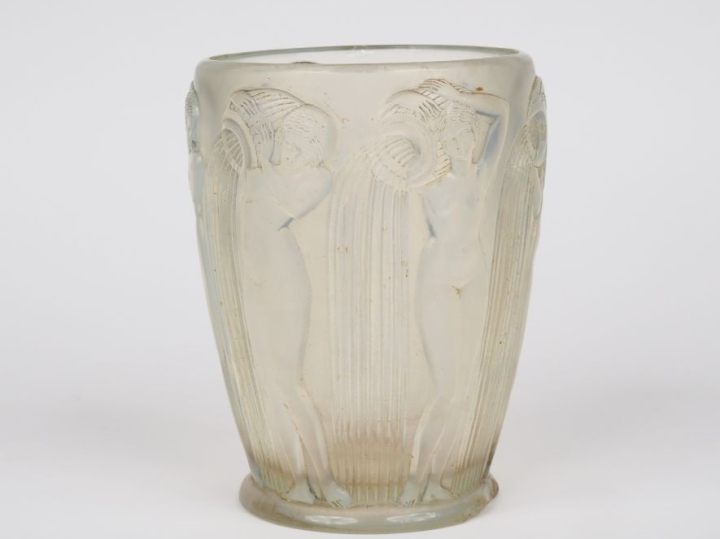 R. LALIQUE.  Vase "naïades" en verre et verre opalescent. Signé  (égre