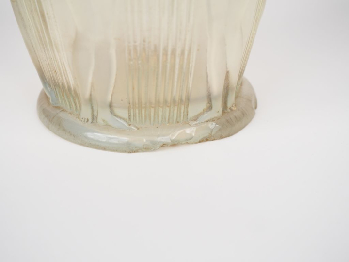 R. LALIQUE.  Vase "naïades" en verre et verre opalescent. Signé  (égre