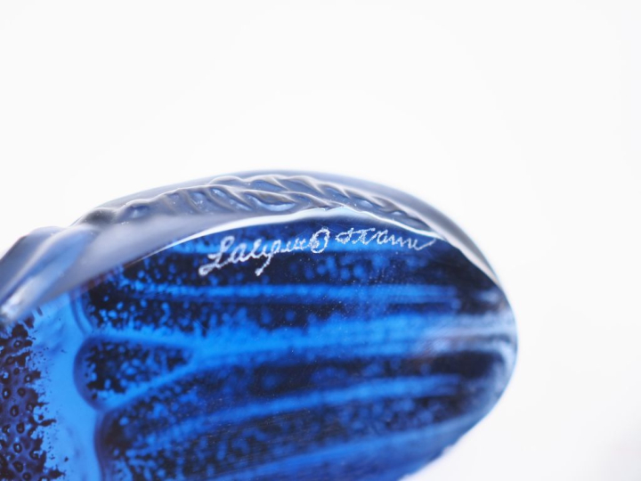 LALIQUE.  2 sujets en cristal bleu et irisé "scarabée". Signés Dim. 2 