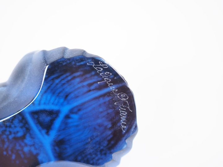 LALIQUE.  2 sujets en cristal bleu et irisé "scarabée". Signés Dim. 2 