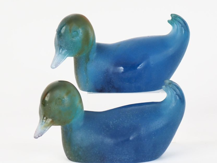 DAUM France.  Paire de sujets en pâte de verre bleu et vert "les canar