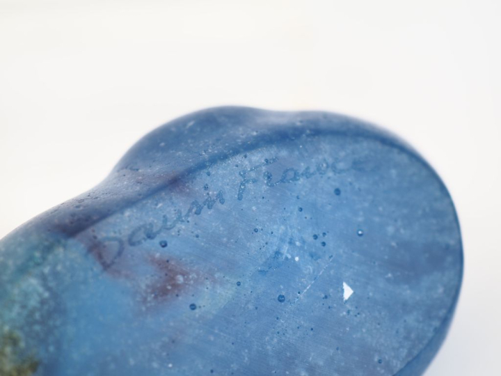 DAUM France.  Paire de sujets en pâte de verre bleu et vert "les canar