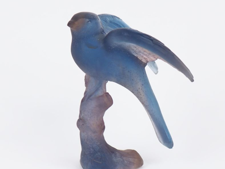 DAUM France.  Sujet en pâte de verre mauve "oiseau branché" Signé H. 9