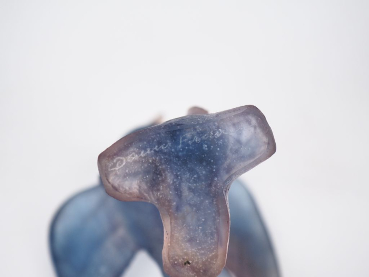 DAUM France.  Sujet en pâte de verre mauve "oiseau branché" Signé H. 9