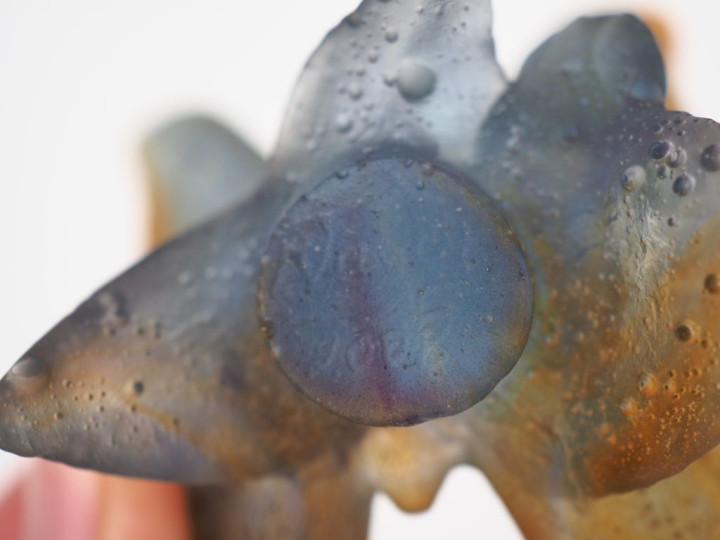 Sujet en pâte de verre polychrome "papillon" gravé Nancy 2008. H. 8,5 