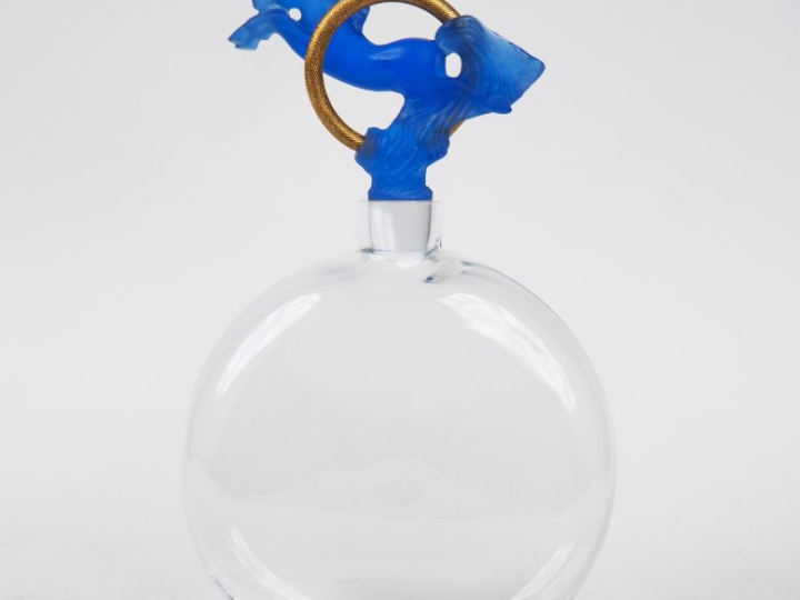 DAUM. France.  Grand flacon en pâte de verre, cristal et métal doré, b