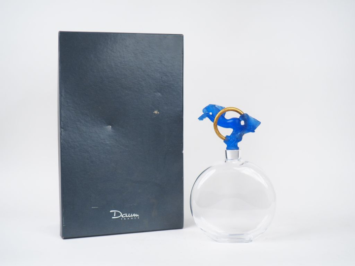 DAUM. France.  Grand flacon en pâte de verre, cristal et métal doré, b
