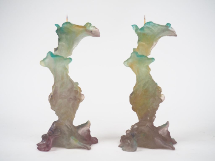 DAUM France.  Paire de bougeoirs "Bacchus pastel" en pâte de verre, à 