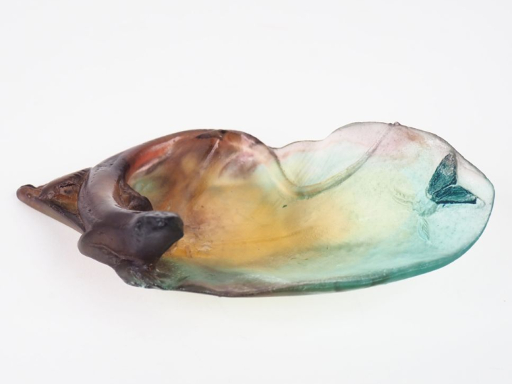 Coupelle en pâte de verre polychrome, à décor de lézard et de mouches.