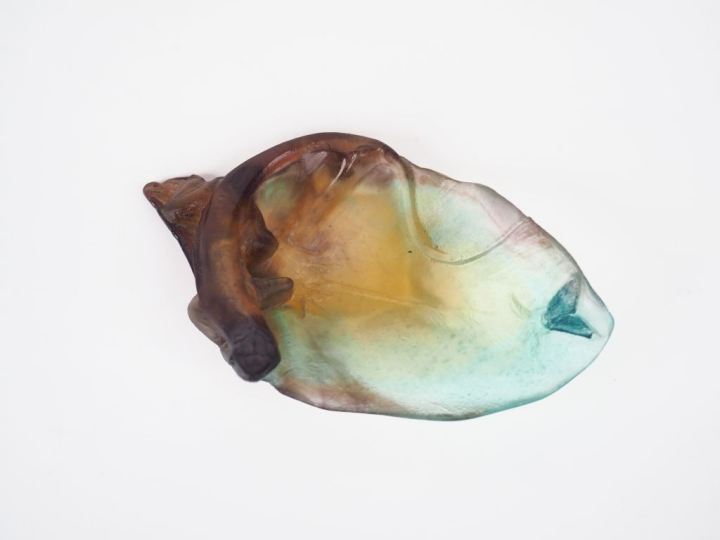 Coupelle en pâte de verre polychrome, à décor de lézard et de mouches.