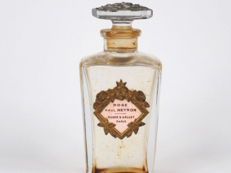 Vente aux enchères BACCARAT.  Flacon de parfum en cristal "rose" de Paul Neyron, chez Rog