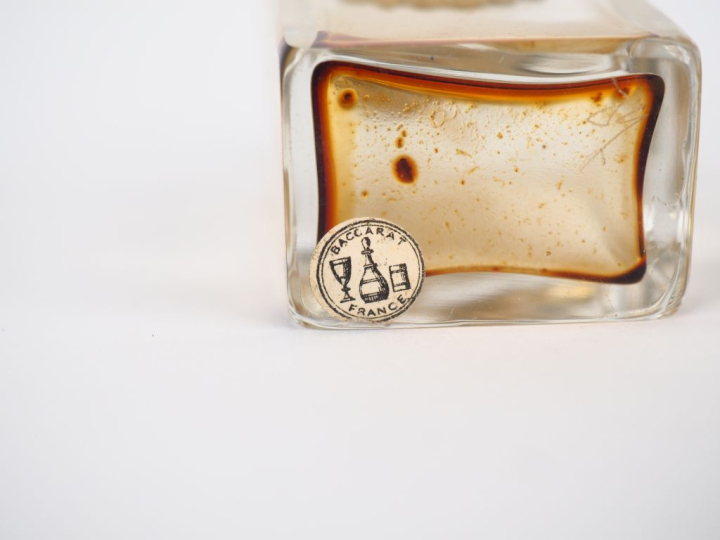 BACCARAT.  Flacon de parfum en cristal "rose" de Paul Neyron, chez Rog