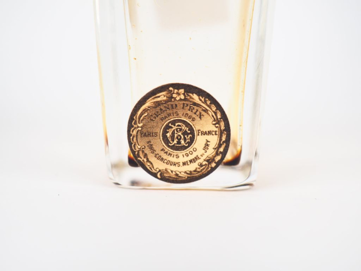 BACCARAT.  Flacon de parfum en cristal "rose" de Paul Neyron, chez Rog