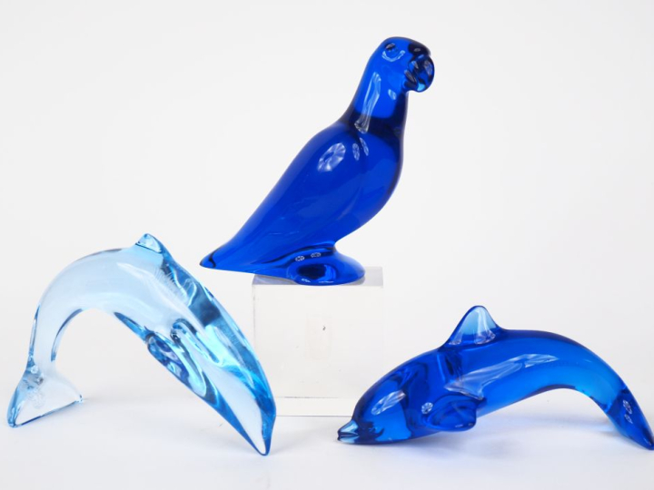 BACCARAT.  Sujet en cristal bleu nuit "le perroquet" DAUM France.  Suj