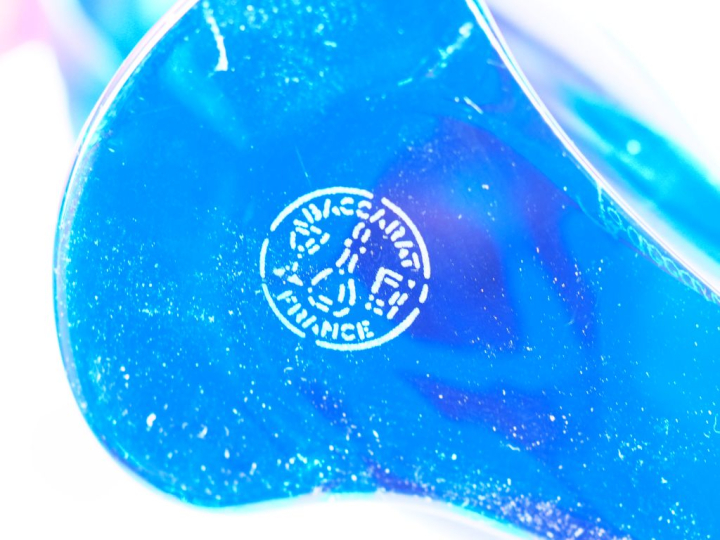 BACCARAT.  Sujet en cristal bleu nuit "le perroquet" DAUM France.  Suj