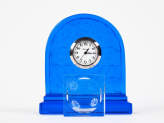 Vente aux enchères BACCARAT.  Pendulette en cristal bleu nuit. Signée H. 7,5 cm . BACCARA