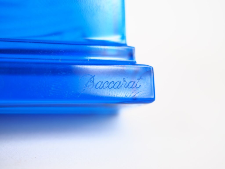 BACCARAT.  Pendulette en cristal bleu nuit. Signée H. 7,5 cm . BACCARA