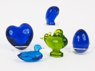 Vente aux enchères BACCARAT.  "cœur" en cristal bleu nuit Signé Dim. 7 x 8 cm Œuf en cris