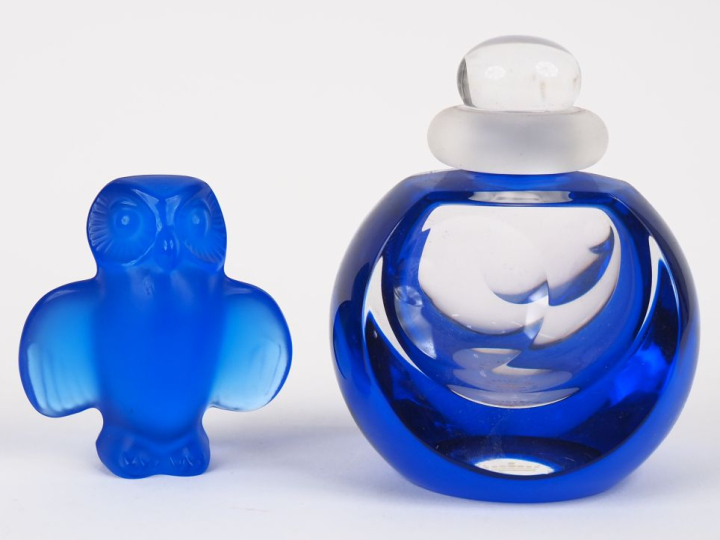 Flacon en cristal bleu nuit et translucide signé "Eau de Saint-Louis F