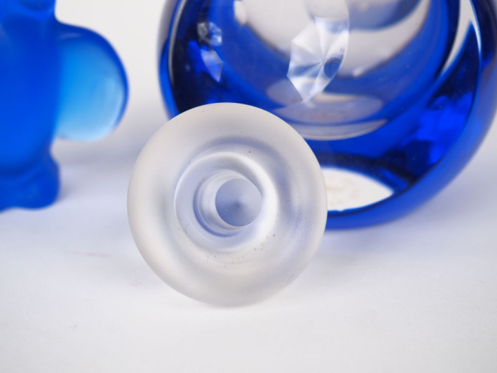 Flacon en cristal bleu nuit et translucide signé "Eau de Saint-Louis F