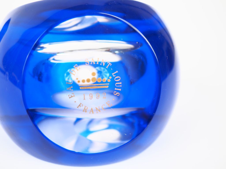 Flacon en cristal bleu nuit et translucide signé "Eau de Saint-Louis F