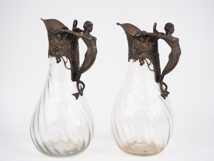 Paire d'aiguières Art Nouveau en verre et métal, les anses en forme de