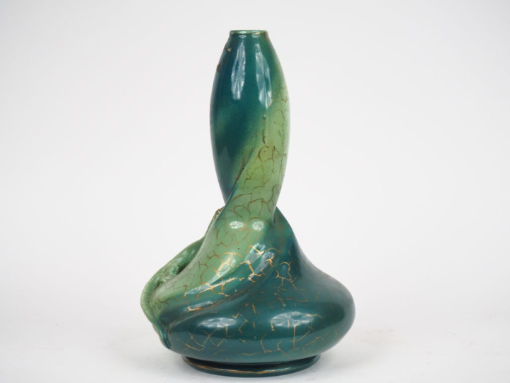 Pierre FONTS. Vase 1900 en céramique verte et dorée à décor en relief 