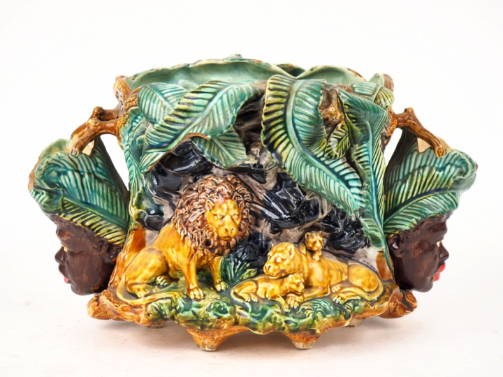 Grand cache pot en barbotine, à décor en relief de têtes d'africains e