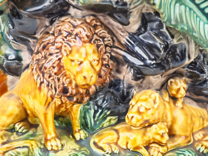 Grand cache pot en barbotine, à décor en relief de têtes d'africains e