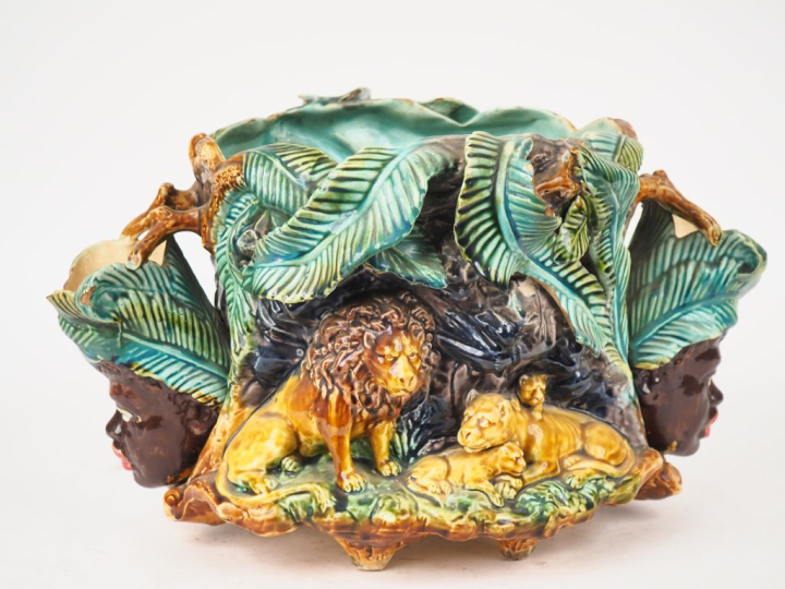 Grand cache pot en barbotine, à décor en relief de têtes d'africains e