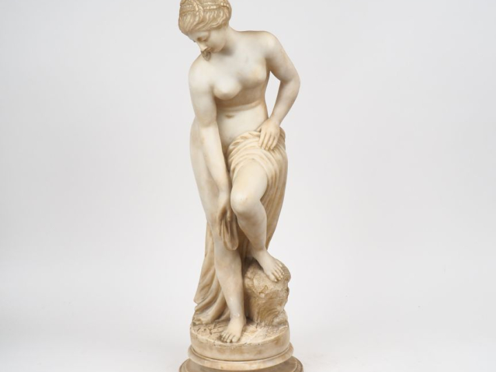 Ecole française XIXème. "baigneuse"  Sculpture en albâtre  H. 66 cm