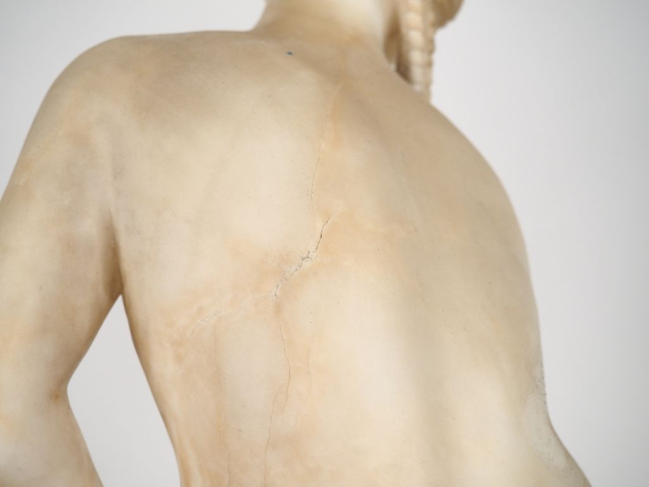 Ecole française XIXème. "baigneuse"  Sculpture en albâtre  H. 66 cm
