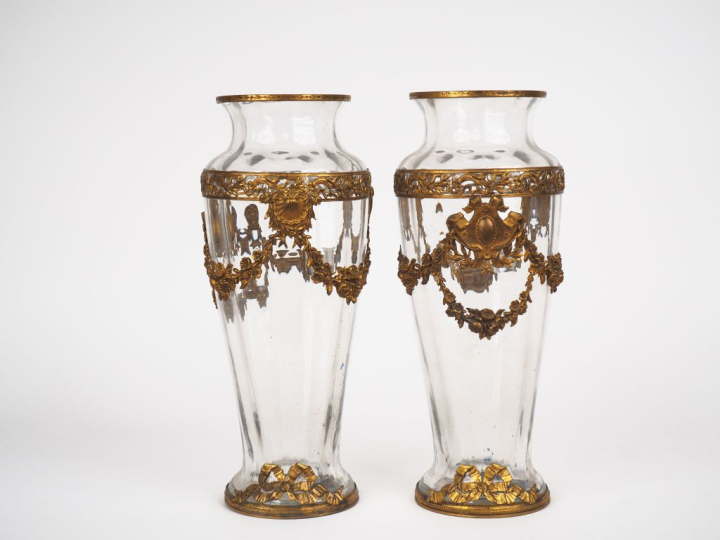 Paire de vases ovoides 1900 en verre, monture en laiton doré, de style